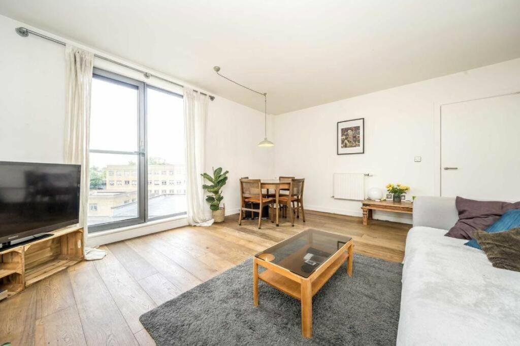 Spacious Three Bedroom Londres